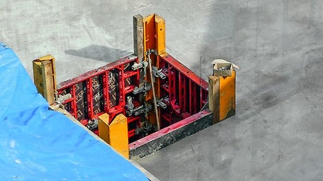 Debnenie šachty pre inžinierske siete pomocou debnenia DOMINO