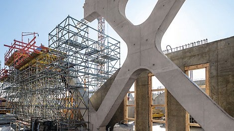 Als Komplettanbieter von Gerüst- und Schalungsystemen hat PERI zudem die richtigen Lösungen und die Expertise, um die Kombination von PERI Schalungen und dem PERI UP Gerüstbaukasten erfolgreich zum Einsatz zu bringen.