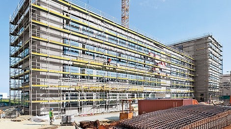 Das PERI UP facade scaffold T 72 and T 104 with guardrail in advance.