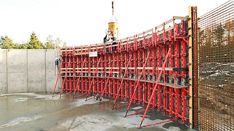 Mit der RUNDFLEX Plus ließen sich die gekrümmten Flächen mit hoher Genauigkeit und einwandfreier Sichtbetonqualität herstellen. 