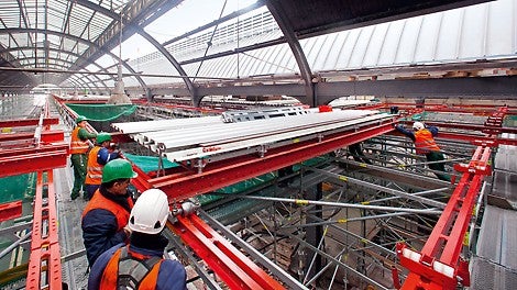 Wie auf Schienen werden die Plattformen von einem Gleisabschnitt zum nächsten „rangiert”.