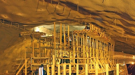 Tunnelin kattoon valettiin PERI:n MULTIPROP-tuentajärjestelmää apuna käyttäen lyhyt betoniseinä, johon kiinnitettiin lasiseinä. Lasiseinä alkaa punaisen betoniseinän yläpuolelta.