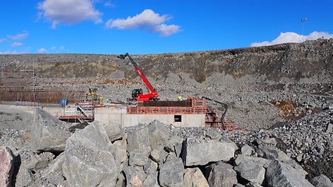 TRIO systemform för sulor och valvavstängare. Stora element, CB240 klätterkonsoler och FB180 fasadbryggor för gjutning av höga väggar.