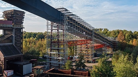 Bei der Einrüstung der 120 m langen und 30 m hohen Bandbrücke mit PERI UP sorgten integrierte VARIOKIT Überbrückungen für eine wirtschaftliche Gesamtlösung.