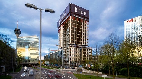 Das 70 m hohe PANDION Officehome Rise bietet ab 2025 ein modernes Arbeitsumfeld in zentraler Lage von Düsseldorf.