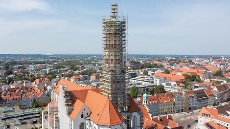 Die Turmeinrüstung der Augsburger Ulrichsbasilika vereint nahezu alle Raffinessen des Gerüstbaus.