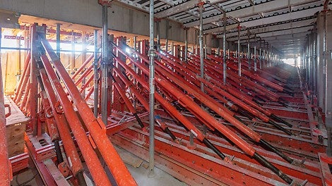 Die Tragwerkskonstruktion aus VARIOKIT Systemkomponenten sorgte für eine sichere und kostengünstige Lastableitung bei der Herstellung der auskragenden Decken.