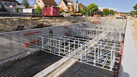 Um die Erddrucklasten auf die Kanalwände abzutragen, werden die Gerüste horizontal positioniert.