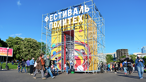 Эстетичный внешний вид и индустриальный дизайн позволяют сооружать из лесов PERI UP Flex конструкции, которые с легкостью вписываются в любой формат мероприятия.