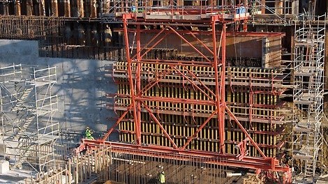 The variable PERI VARIO GT 24 girder wall formwork could be positioned exactly by means of the formwork carriage. The procedure is carried out by using heavy-duty rollers on rails, on the concrete sub-base at the front and on the finished bottom plate at the rear.