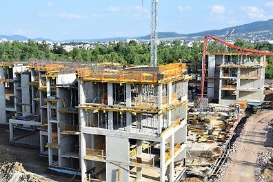 Преподпиране на три нива и изграден хоризонтален кофраж за четвърта плоча