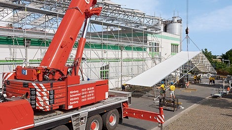 长度约30米的顶棚单元可以完全在地面组装成型，然后使用汽车吊进行吊装。这样提高了施工速度、保证了安全施工。