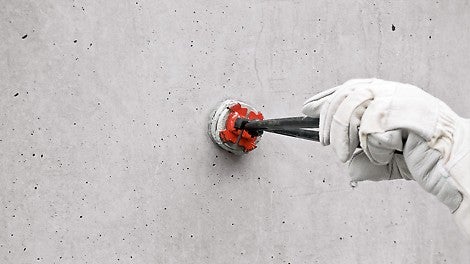 将混凝凝土堵头压入孔洞内，并轻轻转动几次，使密封胶均匀分布。