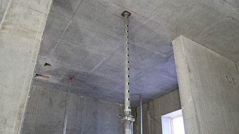 Valmista holvipintaa kerrostalon alimmassa kerroksessa.