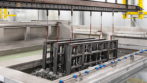 In the 55 m3 dip tank, formwork or other steel components are coated at room temperature to save energy.<br/>