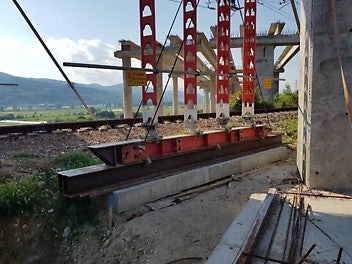 Тежкото подпорно скеле HD 200 е изключително подходящо при изграждане на пътни и железопътни надлези