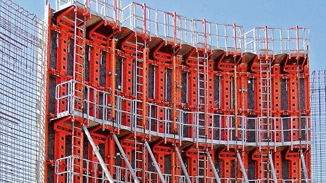 A complete working and concreting scaffold programme with platforms, guardrails and access ladders ensure safe working conditions with the RUNDFLEX Plus.<br/>