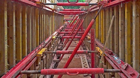 Symetryczne rozparcie deskowań jednostronnych wyeliminowało konieczność użycia ściągów i zapewniło wymagany efekt wizualny.