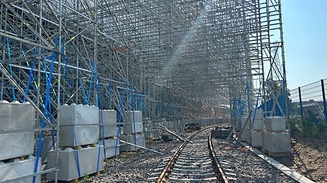 Radan ylitysleveys oli 7,5 metriä, ja samaan aikaan kokonaisuuden tuli kestää kaikki sääsuojalle ja telineelle kohdistuvat vaaka- sekä pystykuormat.