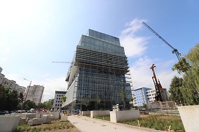 Фасадното скеле PERI UP Easy се комбинира лесно с модулната система PERI UP Flex