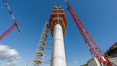 Precisamente dimensionati alle pile del viadotto, i moduli di cassaforma VARIO GT24 sono stati realizzati con grande accuratezza presso lo stabilimento PERI di Cremona; i vantaggi immediatamente tangibili della consegna di sistemi pre-assemblati sono la velocità di messa in opera e il maggiore ordine in cantiere. 