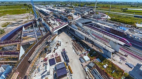 La nuova stazione progettata da Zaha Hadid si sviluppa su 20.000 m² e si presenta come una struttura a ponte in calcestruzzo, vetro e metallo le cui forme sinuose si ispirano alla corsa dei treni