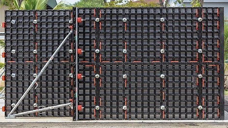 PERI DUO is manufactured using a zero-waste manufacturing process that results in no waste being produced. All of the raw materials are integrated in the production process. In line with this closed cyclic economy, the DUO material remains as a material after recycling and can be used for new products such as formliners.