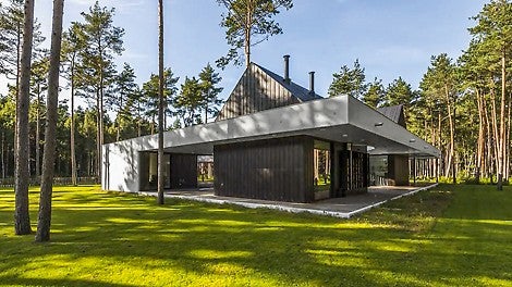 In the shade of tall pine trees, a private residence in Viimsi, Estonia, stands out on account of its contrasting architecture. The combination of timber and high-quality architectural concrete blends seamlessly with the landscape and reflects the owner’s passion for distinctive concrete structures. Due to the high demands placed on the quality of the architectural concrete and the level of field service required, the customer opted to collaborate with PERI.