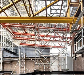 Se construyó una rampa sin barreras para las plantas inferiores con el kit de ingeniería PERI VARIOKIT.<br/>(Foto: PERI SE)