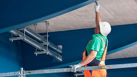 Один комплект промышленных лесов позволяет решить неограниченное количество задач: от обслуживания воздушного судна до проведения текущего ремонта производственного здания. Из одного набора элементов можно соорудить разные по форме, высоте и назначению конструкции.