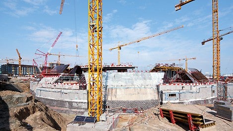 As the shape of the curved walls repeats itself horizontally within a concreting height, it was possible to use the special formwork elements multiple times. This reduced the production costs and also saved valuable assembly time on the construction site.