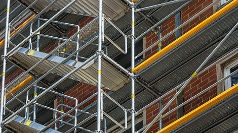 Высокий уровень безопасности. Ограждения монтируются совместно с установкой уровня, т.е. во время монтажа рабочий горизонт постоянно имеет ограждения. 