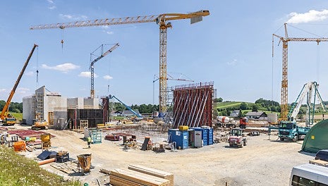 Für den Neubau eines Büro- und Lagergebäudes sowie einer modernen Getreideabfüllanlage werden in nur 5 Monaten Bauzeit über 4.500 m³ Beton in Form gebracht 