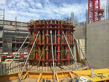 RUNDFLEX Wandschalung mit Richtstützen RS