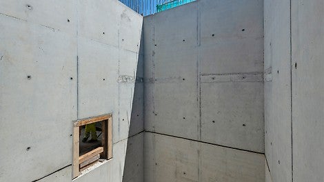 Betony eksponowane klatek schodowych. Poziome linie to ukryte „zbrojenie odginane”, będące obecnie dostępne w palecie akcesoriów dla budownictwa sprzedawanych przez PERI.