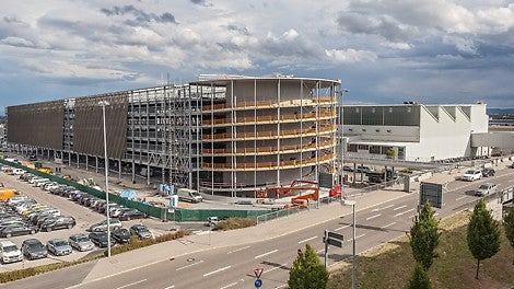 PROKIT diente als temporäre Absturzsicherung. Dadurch konnten die Beschichtungsarbeiten an den Auffahrtsrampen vorgezogen und die Bauzeit verkürzt werden.