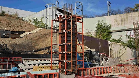 Sloupové bednění QUATTRO s výstupem zabezpečeným ochranným košem.