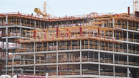 Verbunden mit MRK Rahmen sind die MULTIPROP Einzelstützen als Tische oder Lasttürme einsetzbar.