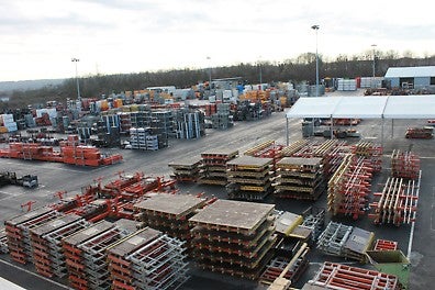 Le parc matériel PERI de Meaux, en Seine-et-Marne (77), centre de collecte des panneaux DUO et PERI Panel : il est possible d’y récupérer le matériel PERI loué ou vendu, mais également d’y rapporter les panneaux DUO usagés et ne servant plus.<br/>(Photo : PERI France)<br/>