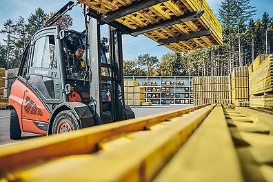 Wir konzentrieren uns auf regionale Beschaffung innerhalb der DACH-Region, um Emissionen zu reduzieren und eine sichere und zuverlässige Lieferkette zu gewährleisten. Im Rahmen unseres Engagements für klimafreundliche Logistik stellen wir unsere Fahrzeugflotte auf Elektrostapler um und senken damit die CO₂-Emissionen erheblich. Darüber hinaus spielen unsere effizienten Logistikzentren in Polen und Malaysia eine wichtige Rolle bei der Optimierung der Transportprozesse. Durch das strategische Management von neuen und gebrauchten Materialien tragen diese Zentren dazu bei, Lieferzeiten zu verkürzen und wertvolle Ressourcen zu schonen.