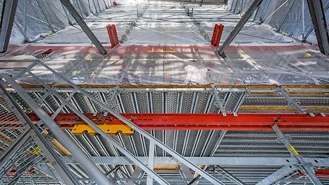 Die PERI Gerüstlösung zur Einrüstung der komplexen Fachwerkkonstruktion basierte auf PERI UP Flex und VARIOKIT – zwei modularen, miteinander kombinierbaren Systemen.