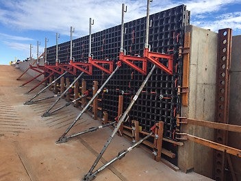 Push-pull props and kickers are mounted in order to align the formwork as well as providing stability and resistance against wind loads. <br/>