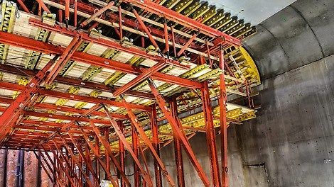 Tunneli ülemises osas olevatesse ümmargustesse kohtadesse paigaldati spetsiaalsed elemendid. (Foto: PERI GmbH)