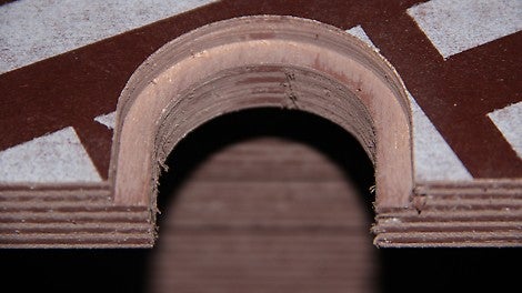 Фрезеровка отверстий под втулки с помощью форматно-раскроечного центра ЧПУ. Такой метод дает точное соединение, минимальные зазоры при стыковке и меньший расход герметика в итоге.