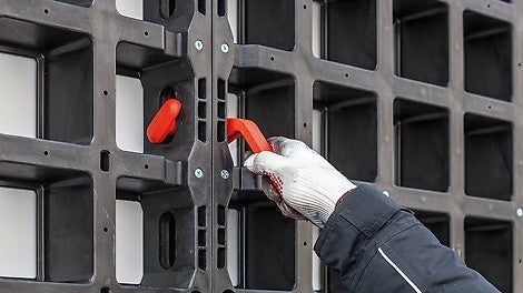 A very good example for the easy operable system components is the DUO Coupler. No tools are required for installation.