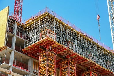 VST - Schwerlasttürme und PERI UP zur Unterstellung der Gebäudeauskragungen