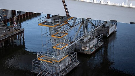 Säkra PERI UP Flex arbetsplattformar som är anpassade till stålkonstruktionen så att arbete som svetsning och målning kan utföras från en skyddad miljö