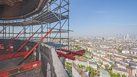 Aufgrund der bei 10 Grundeinheiten bereits längs unterbauten SRU Stahlriegel ließ sich das Gerüst auf der RCS Aufstellebene in über 100 m Höhe rasch und sicher montieren. Anschließend wurden die Zwischenfelder gesetzt und das Schutzgerüst auf die endgültige Gerüsthöhe von 16 m aufgestockt.