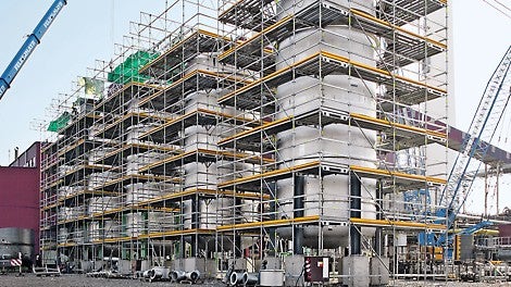 The pulp mill in the Czech town of Paskov has expanded and modernised its production facilities. The special pulp produced here is an important raw material for further processing into high-quality cellulose fibre products. For this, five 13-m-high circular steel tanks were erected, which featured diameters of varying dimensions. The PERI UP Scaffolding Kit provided safe and comfortable working conditions for the complex welding and coating work.