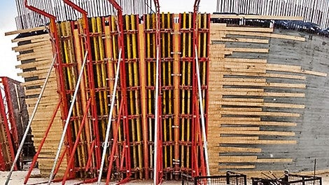 Опалубка RUNDFLEX использовалась для стилобатной части тела «матрешки»